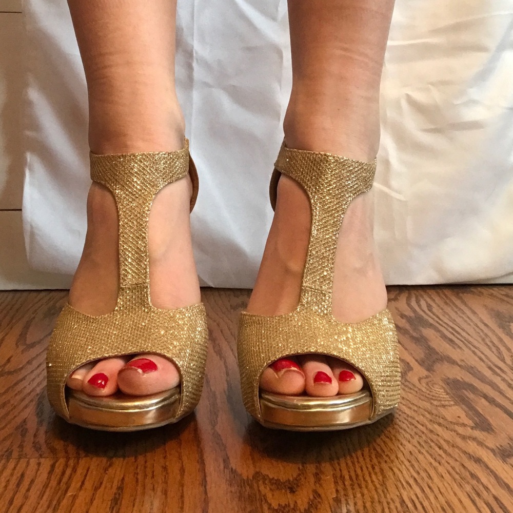 Gold,sparkly, high heels perfect for dancing!